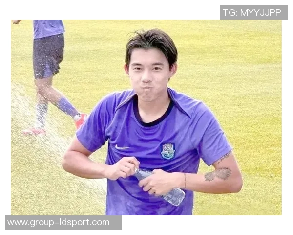 李明家族颜值爆表李嗣镕首秀进球姐姐赛后温馨祝贺